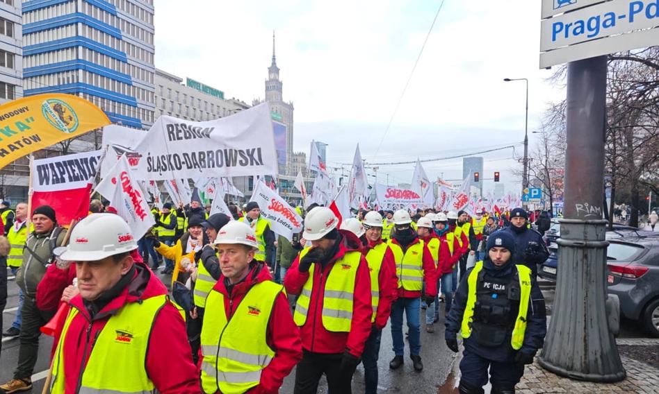 "Na kolana przed węglem". Rozpoczął się protest w stolicy