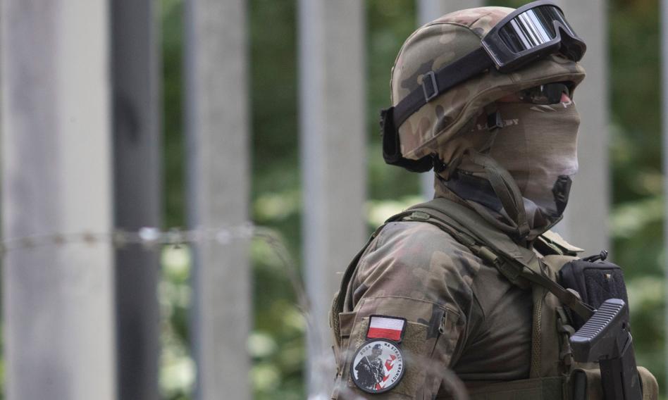 Migranci zaatakowali i ranili żołnierzy. Szef MON: Polska została zaatakowana