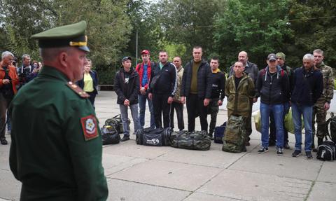 Rosja próbuje kupić za granicą kamizelki kuloodporne i zimową odzież dla żołnierzy