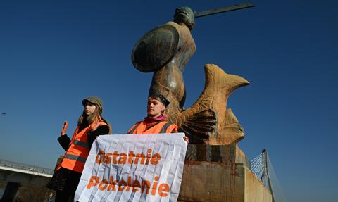 Ruszył proces w sprawie oblania farbą pomnika Syreny