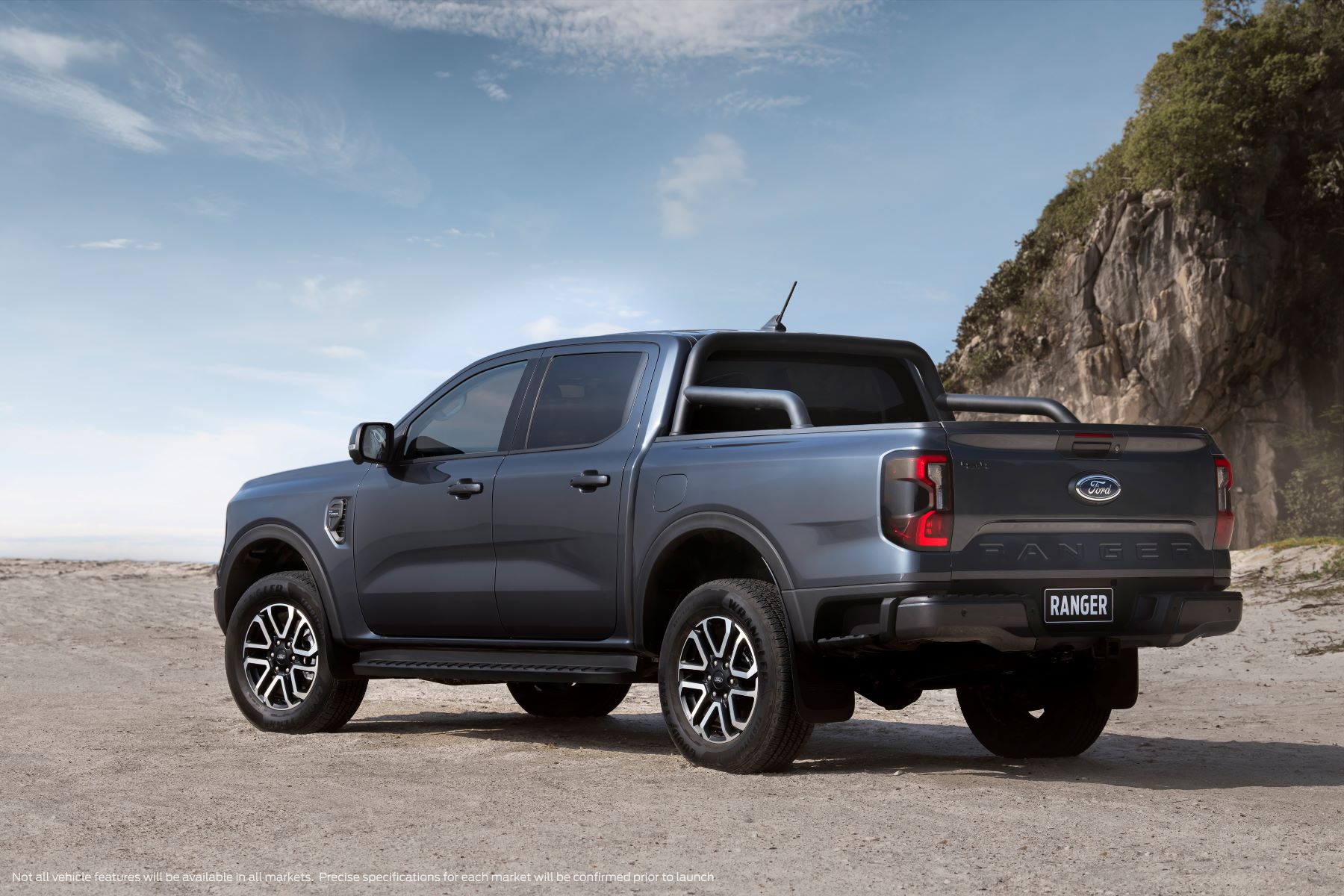 Ford Ranger 2>

<h2><br />Ranger wraca z upragnioną nagrodą dla pick-upa roku</h2>
<p><br />Po wyczerpujących testach drogowych i terenowych, przeprowadzonych na początku tego roku przez jury konkursu International Pick-up Award w Grecji, Ford Ranger  zdobył laur IPUA po raz trzeci, ustanawiając nowy rekord.</p>
<p>Model nagrodziło jury złożone z dziennikarzy-ekspertów z Europy, a także z Republiki Południowej Afryki, gdzie w Silverton pod Pretorią znajduje się fabryka Forda, z której wyjeżdża Ranger przeznaczony na rynek europejski.</p>
<h2>Funkcje Użytkowe: Nowoczesne Rozwiązania dla Pracowników</h2>
<p><br />Jeśli szukasz funkcji ułatwiających pracę, Nowy Ford Ranger ma wiele do zaoferowania. Posiada stół warsztatowy przekształcony z klapy skrzyni ładunkowej oraz dostępne opcje występujące w wybranych wersjach wyposażenia- wbudowana przetwornica napięcia 240 V / 400 W do zasilania narzędzi elektrycznych, inteligentne rozwiązania do przechowywania, stopnie ułatwiające dostęp do przestrzeni ładunkowej i oświetlenie strefowe.</p>
<h2><br />Łączność i Technologia: Zawsze Połączony, Zawsze Nowoczesny</h2>
<p><br />Ford Ranger to nie tylko pickup. To także mobilne biuro z najnowocześniejszymi technologiami łączności. System Ford SYNC 4A, wbudowana ładowarka bezprzewodowa czy źródło energii do zasilania elektronarzędzi to tylko niektóre elementy, które sprawiają, że Nowy Ford Ranger to nie tylko środek transportu, ale także doskonała, nowoczesna maszyna. Opcje te dostępne są w wybranych wersjach wyposażenia.</p>
<h2> <br />Dopasuj Auto do Swoich Potrzeb</h2>
<p><br />Szeroka gama oferowanych wersji wyposażenia, nadwozi oraz układów napędu i silników pozwala każdemu znaleźć idealnego Forda Ranger, spełniającego wszystkie potrzeby. Bez względu na to, czy potrzebujesz go do codziennej pracy, czy też jako wszechstronne auto dla rodziny, Nowy Ford Ranger ma odpowiednią wersję dla Ciebie.</p>
<p><em>1.	Ford Ranger z Pojedynczą Kabiną</em><br /><span style=