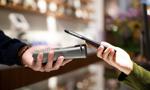 Smartfonem za zakupy. Coraz więcej banków udostępnia HCE