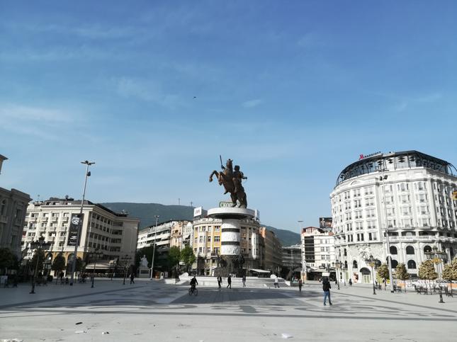 Serce nowego centrum Skopje - Plac Macedonia z wielkim pomnikiem Aleksandra