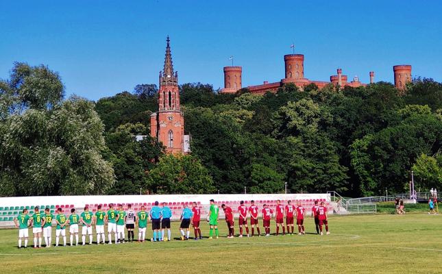 Boisko w Kamieńcu Ząbkowickim to raj dla groundhopperów-krajoznawców. Nad obiektem góruje jeden z najpiękniejszych pałaców w Polsce - pałac Marii Orańskiej. Zdjęcie z debowego spotkania Zamku Kamieniec Ząbkowicki z Orłem Ząbkowice Śląskie