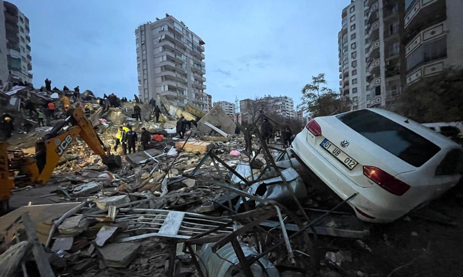Trzęsienie ziemi w Turcji i Syrii.  Zginęło ponad 7,8 tys. osób. Erdogan wprowadza stan wyjątkowy