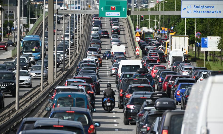 Polacy uzależnieni od aut? Winny słabo rozwinięty transport publiczny