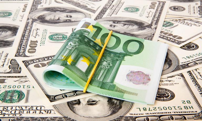 Euro a dolar rychle zdražily.  Turbulence na kurzu zlotého