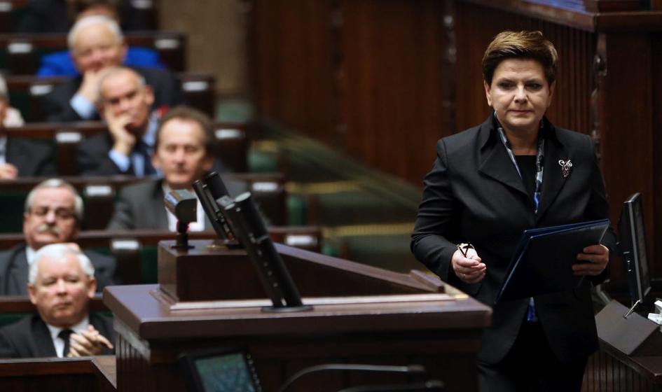 PO: Całe społeczeństwo przeciw polityce niszczenia podstaw demokracji