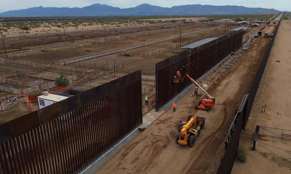 USA maluje mur na granicy z Meksykiem na czarno na życzenie Trumpa. "Ma być gorętsze"