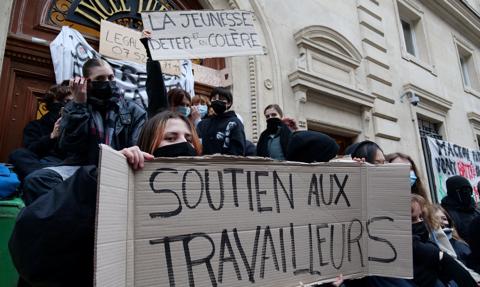 Francja strajkuje - Lud nie chce reformy emerytalnej. Utrudnienia w dostawach energii, transporcie i edukacji