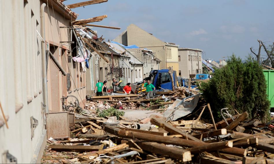 Blisko 80 tys. euro dotacji i 120 tys. euro kredytów na odbudowę nieruchomości po tornado w Czechach