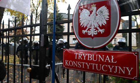 Przepychanki z udziałem Nawrockiego. Prezydent z impetem wpada na sędzię