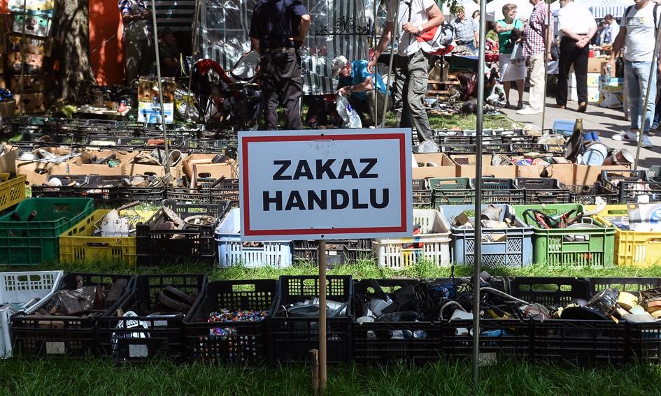 Ekonomiści: zakaz handlu obniżył sprzedaż detaliczną