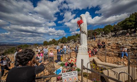 Profanacja w Medjugorje. Na zniszczonym posągu pojawiły się polskie napisy