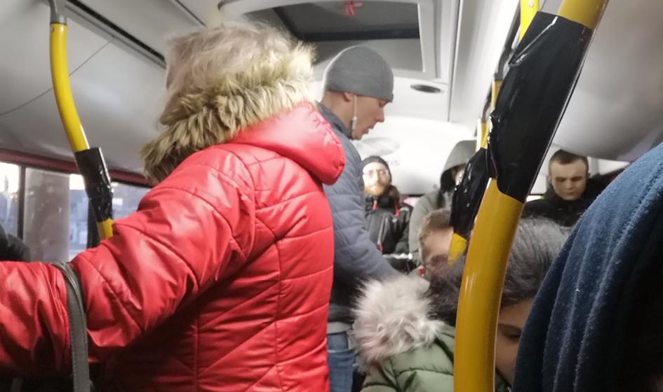 Zatłoczone autobusy w Warszawie. Ratusz: obserwujemy sytuację