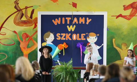 Dzieci wesoło pobiegły do szkoły, a tam: nowe przedmioty, mniej godzin religii i likwidacja "czarnkowych"