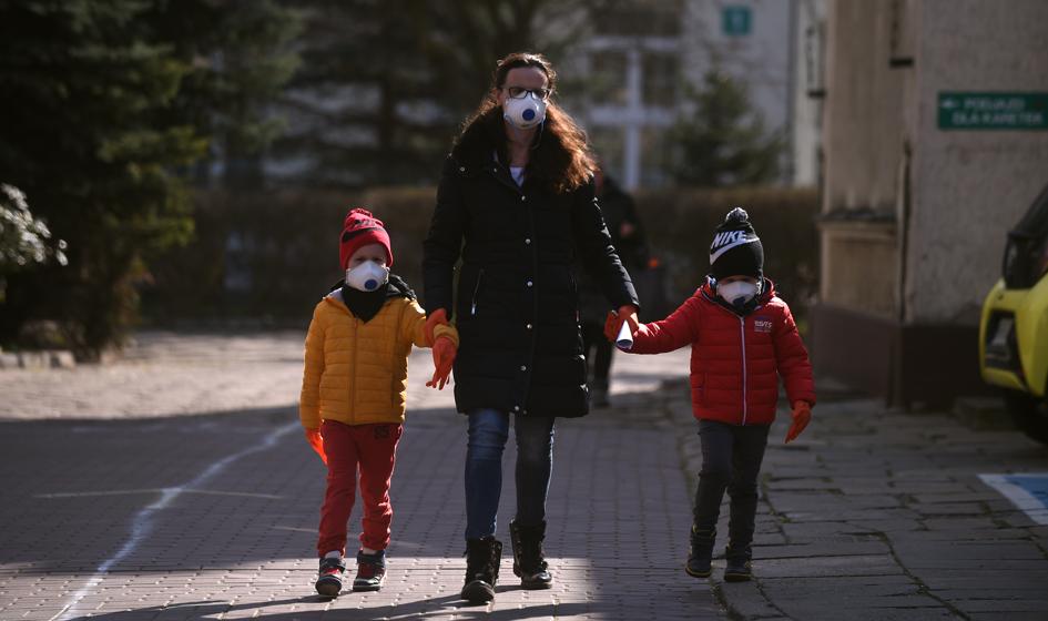 Sondaż: 47 proc. badanych chce zniesienia obowiązku noszenia maseczek