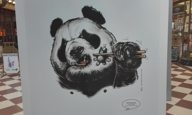 Plakat "Panda vs. Krtecek" Pavla Reisenauera, wystawa w praskim pasażu Lucerna