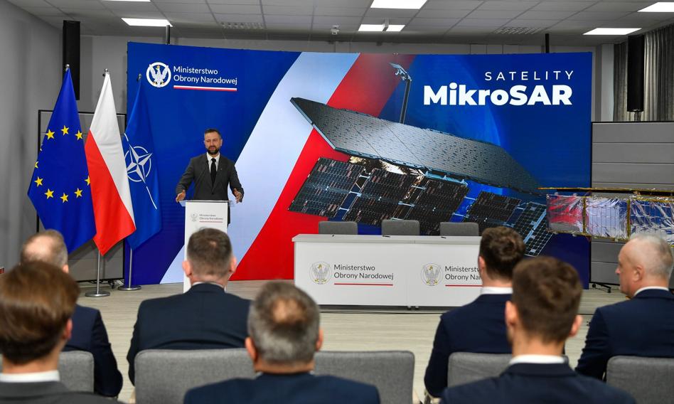 Szef MON: Mamy umowę na 3 satelity rozpoznawcze dla wojska