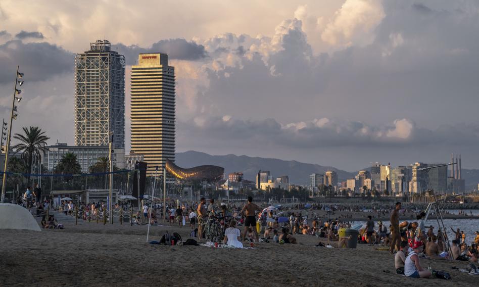 Po zamknięciu dyskotek w Katalonii fiesta przeniosła się na skwery i plaże