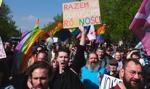 „Wdrażaj wyroki Tusku”. Protest organizacji LGBT+ przed KPRM