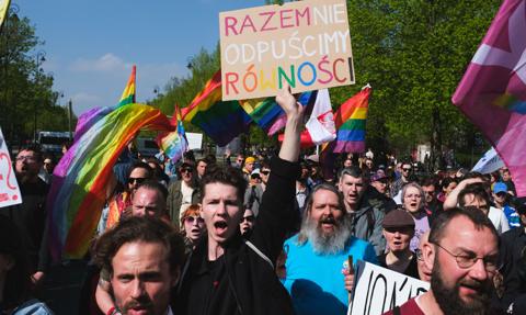 „Wdrażaj wyroki Tusku”. Protest organizacji LGBT+ przed KPRM
