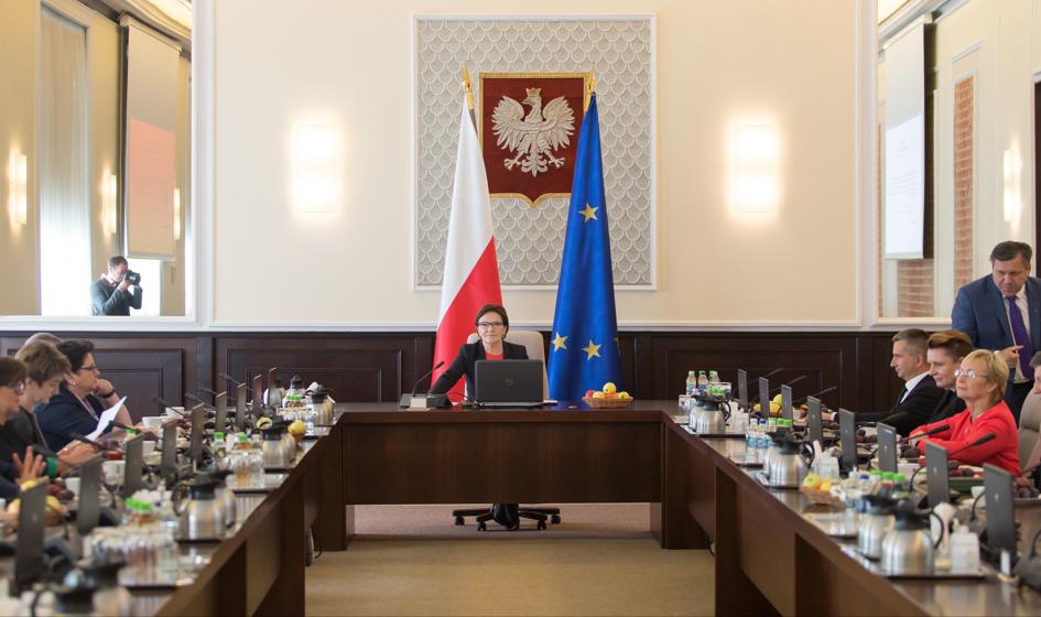 Eksperci: rząd bez wyjaśnień &quot;porzuca&quot; projekty ustaw
