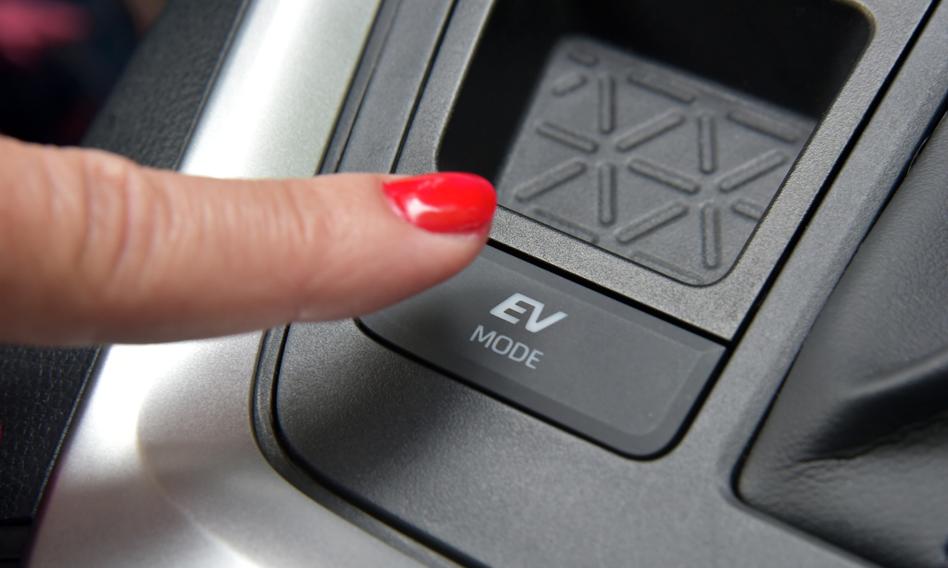 Miały jeździć na prąd, a kopcą. Hybrydy plug-in emitują pięć razy więcej zanieczyszczeń niż deklarują