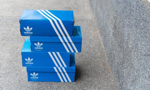 Adidas upomina się o swoje paski. Polacy używają zbyt podobnego znaku