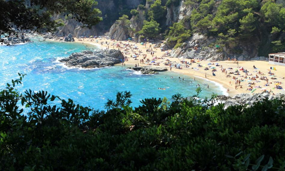 Zajmowanie miejsca ręcznikiem czy picie alkoholu. W Hiszpanii plażowiczom grożą surowe grzywny