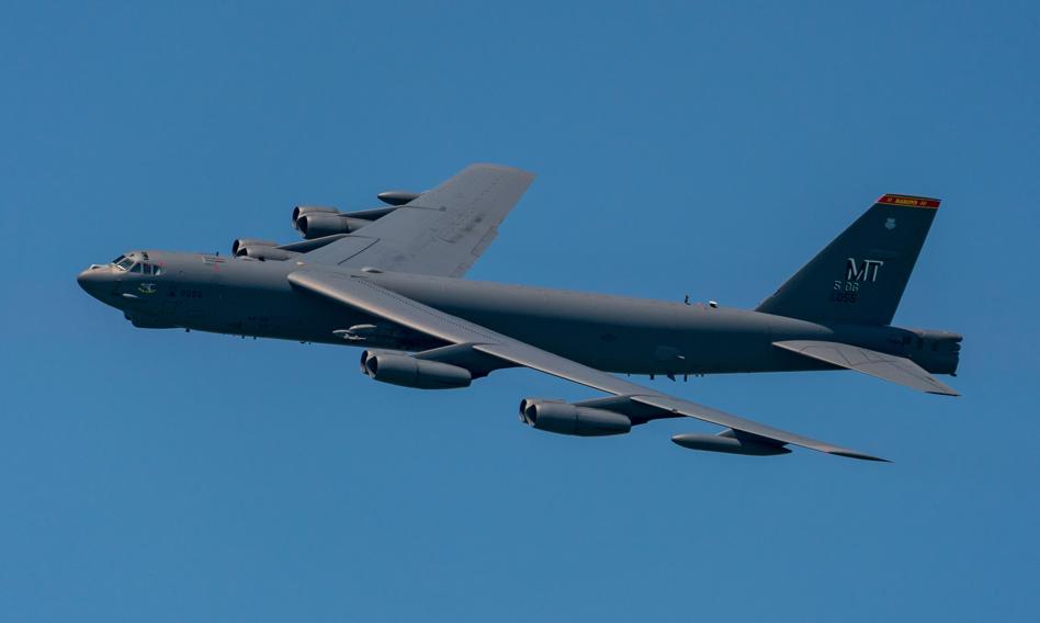 O włos od katastrofy lotniczej w USA. Pilot cywilny cudem uniknął zderzenia z bombowcem