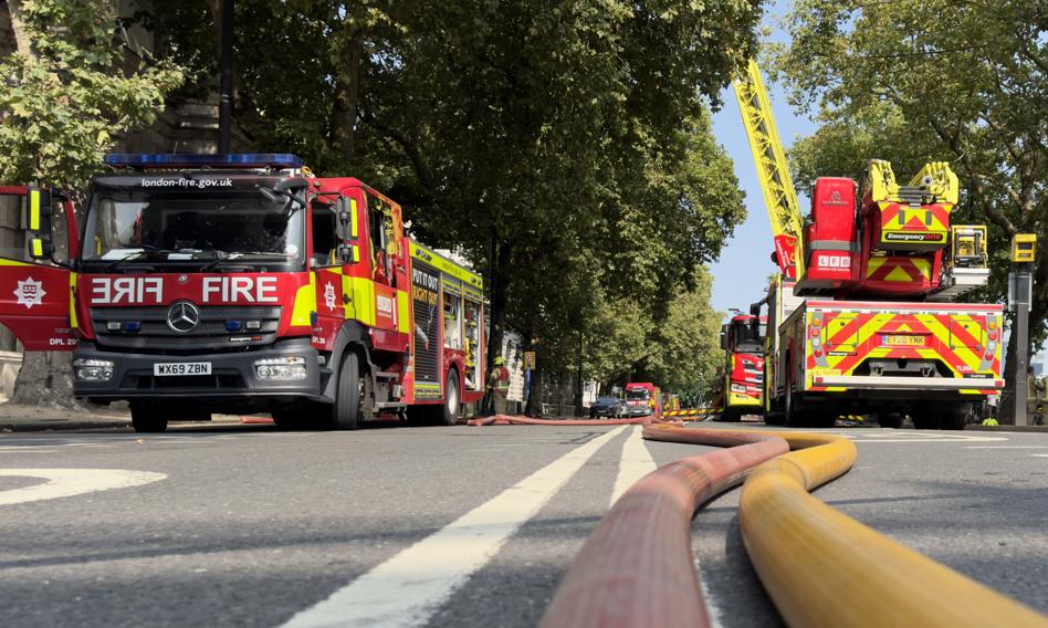 Kłęby dymu nad Wembley. Ogromny pożar w Londynie, ewakuowano magazyn Amazona