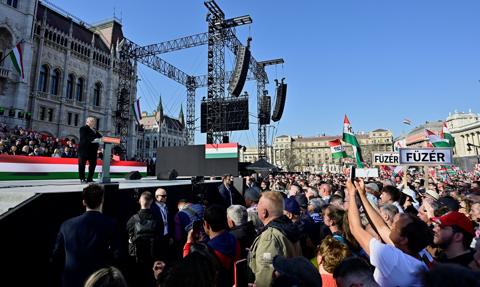 Dziesiątki tysięcy osób na „Marszu Pokoju” premiera Orbana. Padły ostre słowa o UE