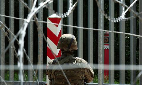 Nowe przepisy ws. użycia broni. Rząd przyjął projekt wspierający działania wojska i służb