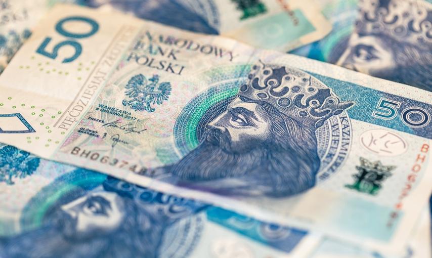 W co zainwestować 50 tys. złotych, żeby nie stracić oszczędności?