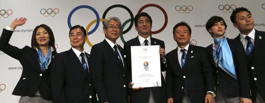 Japoński premier Shinzo Abe z delegacją tuż po przedstawieniu kandydatury Tokio na organizatora Igrzysk Olimpijskich w 2020 r.