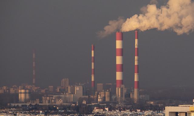 Kominy kopcą, ministerstwo liczy zyski. W 2026 r. nawet 20,5 mld zł ze sprzedaży ETS
