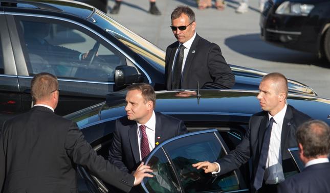 Prezydent Andrzej Duda w otoczeniu agentów Biura Ochrony Rządu - zdj. archiwalne