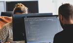 Praca zdalna w IT zostaje na stałe, ale poza technologią rządzi biuro