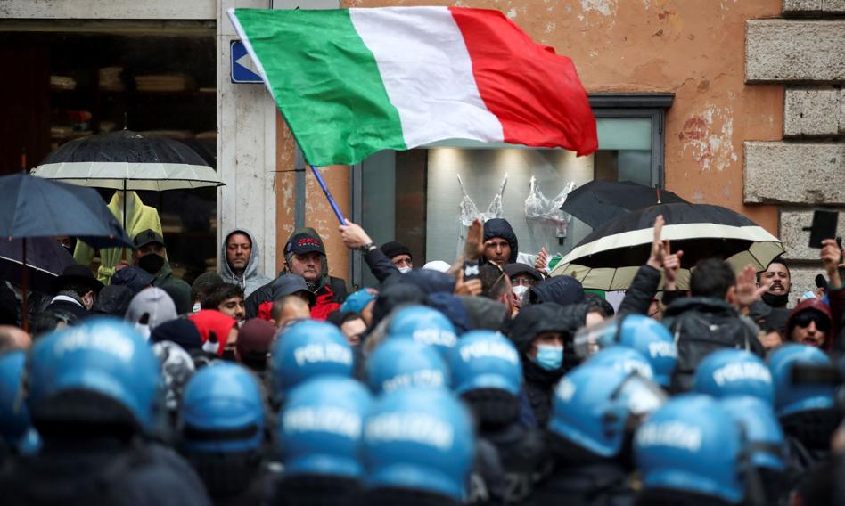 Włosi manifestują przeciwko obowiązkowym przepustkom covidowym