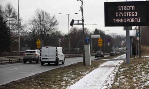 Opór wobec Strefy Czystego Transportu w Krakowie. Znikają znaki