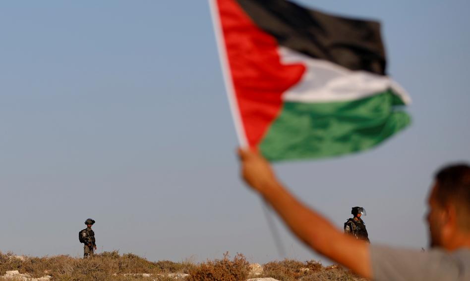 Rząd Izraela polecił policji usuwanie z miejsc publicznych palestyńskich flag, nazywając je &quot;symbolem terroryzmu&quot;