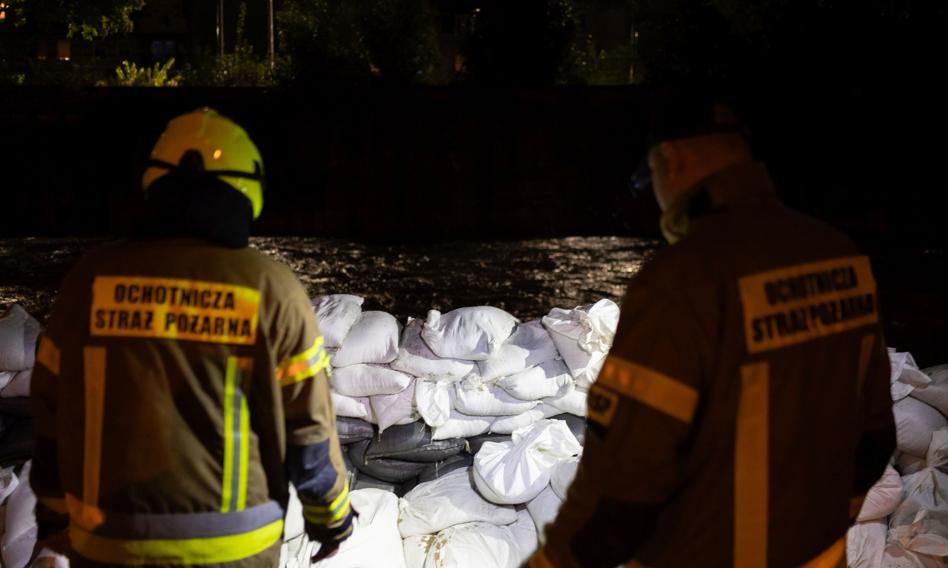 Strażacy wyjechali do powodzi, a złodzieje okradli im samochody