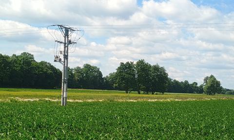 Słupy energetyczne i gazociągi na prywatnych działkach. Adwokat wyjaśnia, jak dochodzić swoich praw