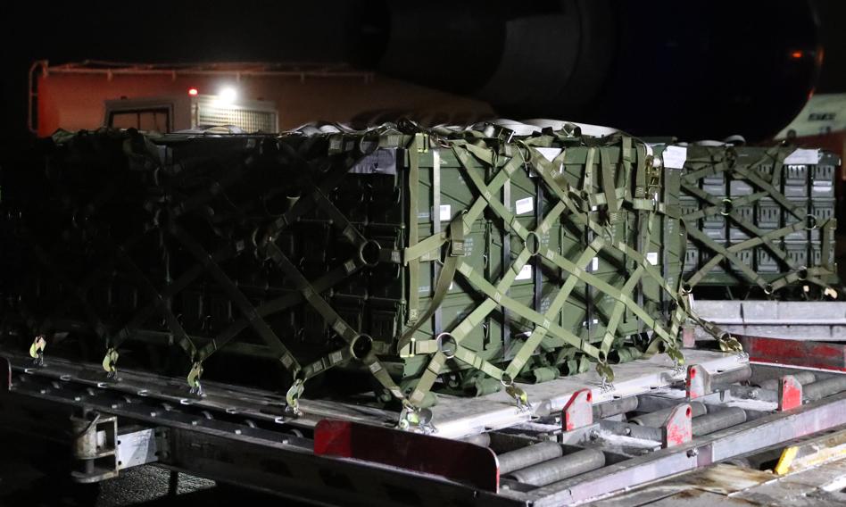 W Kijowie wylądował transport 90 ton amerykańskiej broni thumbnail