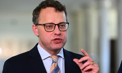 Drogie uchodźstwo na Węgrzech. Romanowski ma do dyspozycji 114 mln zł debetu