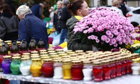 Sprzedaż zniczy bez firmy i ZUS? Tak, jeśli spełnisz te warunki