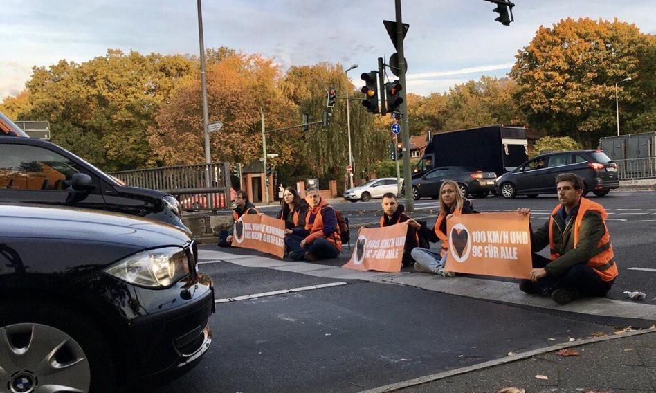 Aktywiści klimatyczni blokują autostrady w Berlinie, przyklejając się do dróg. Policja zbroi się, kupując olej spożywczy
