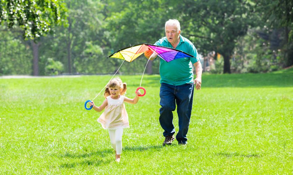 "Babciowe" tylko dla babć i czy potrzebna jest umowa? Premier Tusk odpowiedział na pytania
