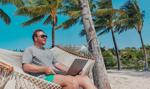 Laptop w plecaku, faktury na plaży. Tak „odpoczywają” właściciele małych firm